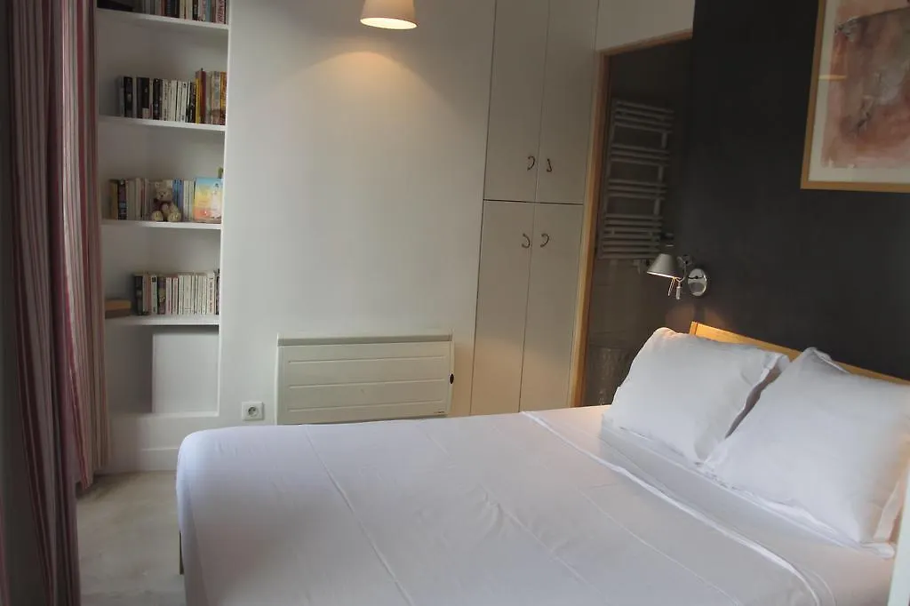 Pont Neuf Apartment *