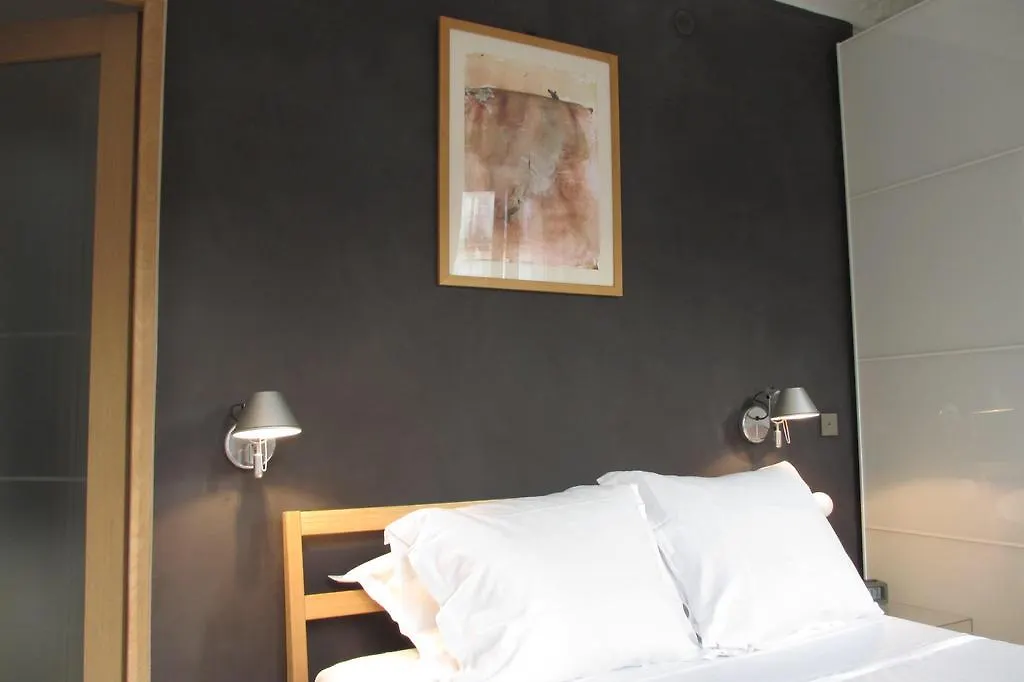 Pont Neuf Apartment *