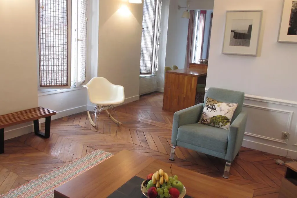 Pont Neuf Apartment *