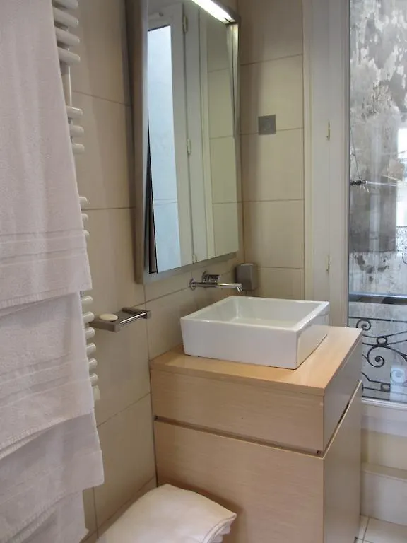 Apartment Pont Neuf Paris